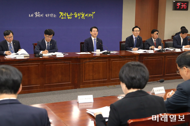 김영록 전남도지사가 23일 오전 도청 서재필실에서 실국장 정책회의를 주재하고 있다. / 사진=전남도 제공