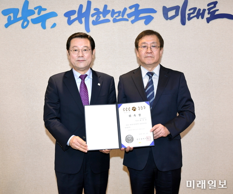 이용섭 광주광역시장이 23일 함인선 한양대학교 특임교수를 초대 ‘광주 총괄건축가’로 위촉했다. / 사진=광주시 제공