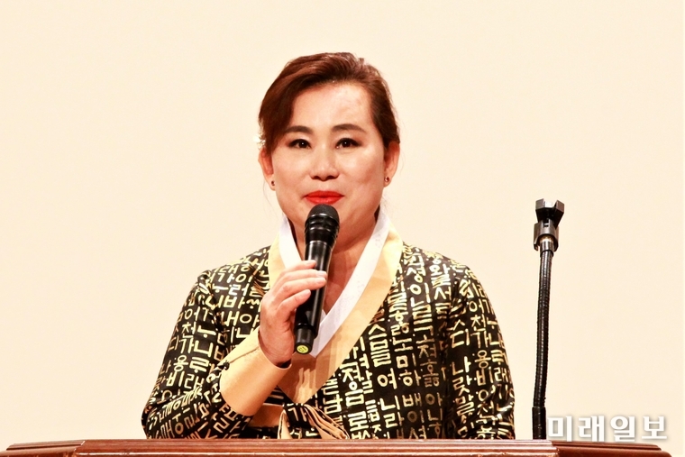 20일 오후 서울 송파구민회관 3층 대강당에서 개최된 '한글문학·한글문인협회와 함께하는 제3회 전국시낭송대회 및 송파구지부 창립대회'에서 정명숙 회장이 인사말을 하고 있다./사진=장건섭 기자