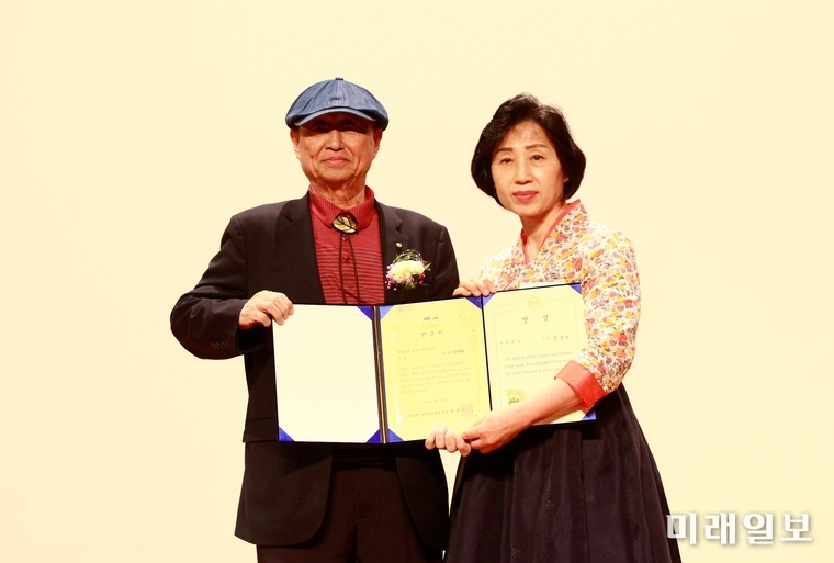20일 오후 서울 송파구민회관 3층 대강당에서 개최된 '한글문학·한글문인협회와 함께하는 제3회 전국시낭송대회 및 송파구지부 창립대회'에서 동상 수상자인 안경자 씨(오른쪽)가 정성수 심사위원(한국문인협회 부이사장)으로부터 상장 및 시낭송가 인증서를 수여받고 기념촬영을 하고 있다./사진=장건섭 기자