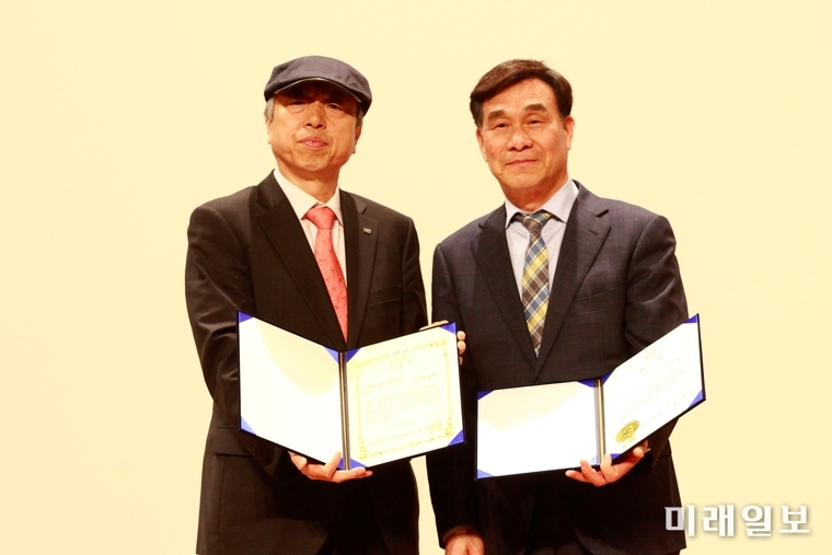 20일 오후 서울 송파구민회관 3층 대강당에서 개최된 '한글문학·한글문인협회와 함께하는 제3회 전국시낭송대회 및 송파구지부 창립대회'에서 동상 수상자인 차상영 씨(오른쪽)가 손수여 심사위원(시인)으로부터 상장 및 시낭송가 인증서를 수여받고 기념촬영을 하고 있다./사진=장건섭 기자