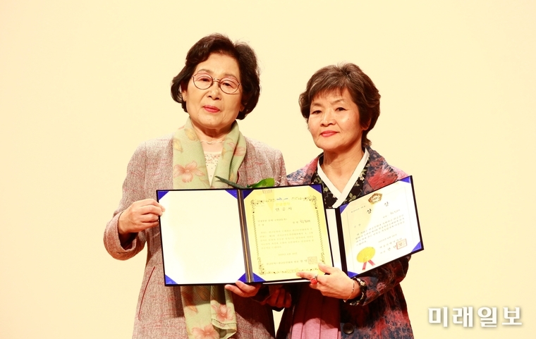 20일 오후 서울 송파구민회관 3층 대강당에서 개최된 '한글문학·한글문인협회와 함께하는 제3회 전국시낭송대회 및 송파구지부 창립대회'에서 은상 수상자인 황송해 씨(오른쪽)가 김현신 송파문인협회 회장(전 송파문화원 원장 직무대행)으로부터 상장 및 시낭송가 인증서를 수여받고 기념촬영을 하고 있다./사진=장건섭 기자