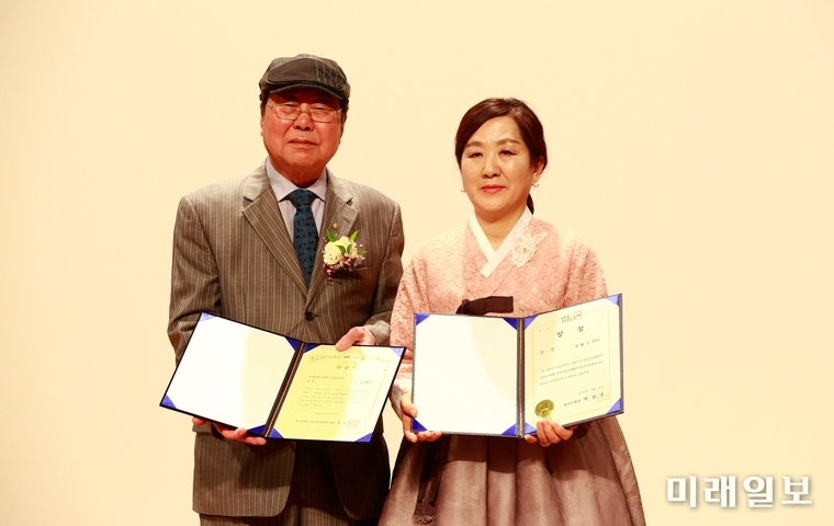 20일 오후 서울 송파구민회관 3층 대강당에서 개최된 '한글문학·한글문인협회와 함께하는 제3회 전국시낭송대회 및 송파구지부 창립대회'에서 금상 수상자인 조묘정 씨(오른쪽)가 김년균 심사위원장으로부터 상장 및 시낭송가 인증서를 수여받고 기념촬영을 하고 있다./사진=장건섭 기자