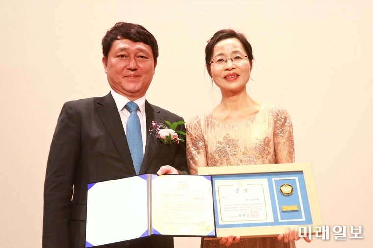 20일 오후 서울 송파구민회관 3층 대강당에서 개최된 '한글문학·한글문인협회와 함께하는 제3회 전국시낭송대회 및 송파구지부 창립대회'에서 대상 수상자인 김미라 씨(오른쪽)가 최재성 더불어민주당 의원으로부터 상장 및 시낭송가 인증서를 수여받고 기념촬영을 하고 있다./사진=장건섭 기자