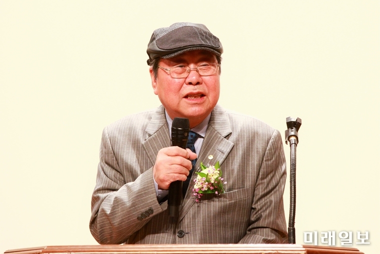20일 오후 서울 송파구민회관 3층 대강당에서 개최된 '한글문학·한글문인협회와 함께하는 제3회 전국시낭송대회 및 송파구지부 창립대회'에서 김년균 심사위원장(전 한국문인협회 이사장)이 심사평을 하고 있다./사진=장건섭 기자