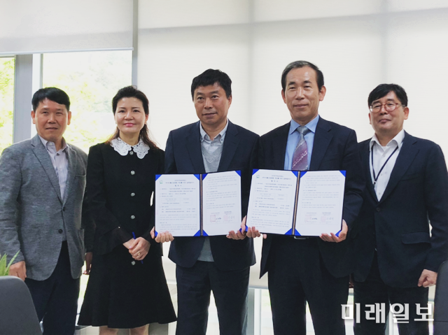 (재)전남생물산업진흥원 식품산업연구센터는 (재)국제농업박람회 사무국과 2019 전남푸드포럼 개최 업무협약을 체결했다. / 사진=전남도 제공