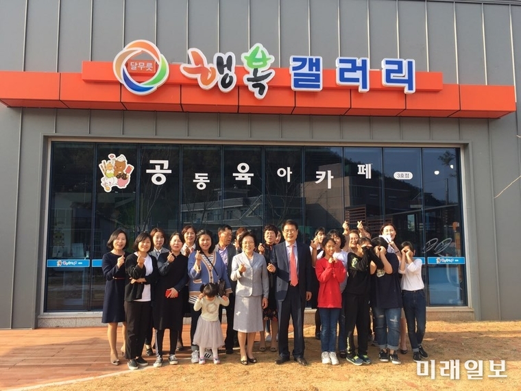 지난 22일 개소한 공동육아카페 3호점 방문 후 기념촬영 / 사진=강진군 제공