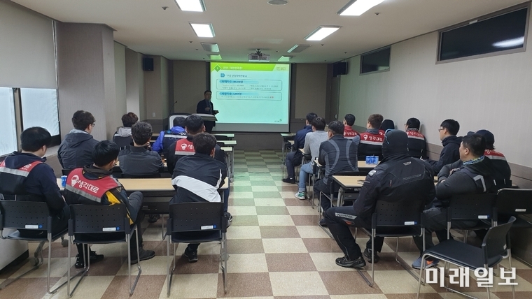 광주광역시는 24일 보건환경연구원 세미나실에서 이륜차를 이용한 배달대행업체 관계자를 대상으로 교통안전교육을 실시했다. / 사진=광주시 제공