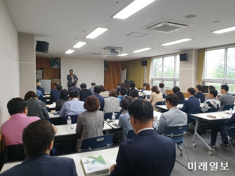 광주 동구가 24일 5.18교육관에서 계장급 직원을 대상으로 정책개발 역량강화 직장교육을 실시했다. / 사진=동구 제공