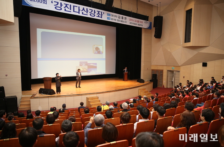 산악인 김홍빈씨가 지난 22일 강진다산강좌에서 꿈과 희망, 열정의 끝없는 도전이라는 주제로 강연을 하고 있다. / 사진=강진군 제공