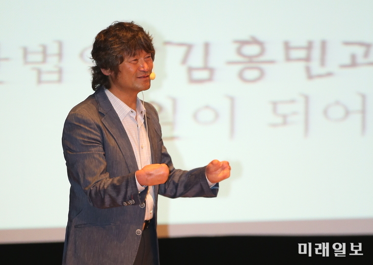 산악인 김홍빈씨가 지난 22일 강진다산강좌에서 꿈과 희망, 열정의 끝없는 도전이라는 주제로 강연을 하고 있다. / 사진=강진군 제공