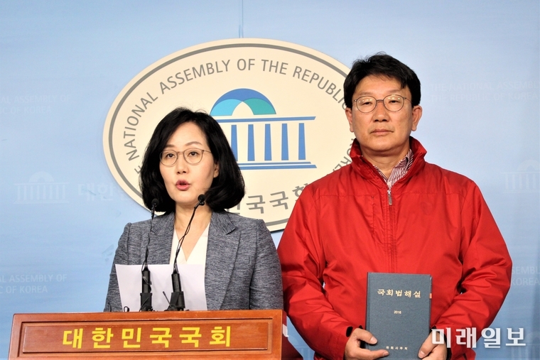 자유한국당 김현아 의원이 24일 오전 국회 정론관에서 권성동 의원과 함께 오신환 의원의 국회 사법개혁특별위원회 사보임에 대해 국회법을 설명하는 기자회견을 하고 있다./사진=김정현 기자