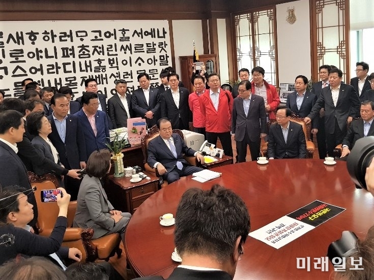 자유한국당 의원들이 24일 오전 국회의장실을 점거, 오신환 의원 사 보임을 허락하면 안된다고 문희상 의장에게 요구하고 있다. /사진=인터넷언론인연대