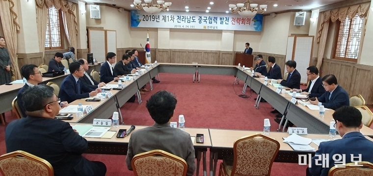 전라남도는 중국 경제 흐름의 변화와 현안에 발빠르게 대처하고 중국과의 교류협력 및 수출, 관광객 유치와 투자 활성화 방안을 마련하기 위해 24일 중국 협력 발전전략 자문회의를 개최했다. / 사진=전남도 제공
