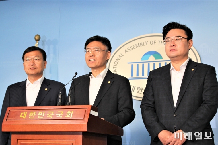 자유한국당 정점식, 최교일, 김성원 의원이 25일 오전 국회 정론관에서 문희상 국회의장의 오신환 의원 사보임을 결제하자 '권한쟁의 심판'을 청구키로 했다며 기자회견을 하고 있다./사진=김정현 기자