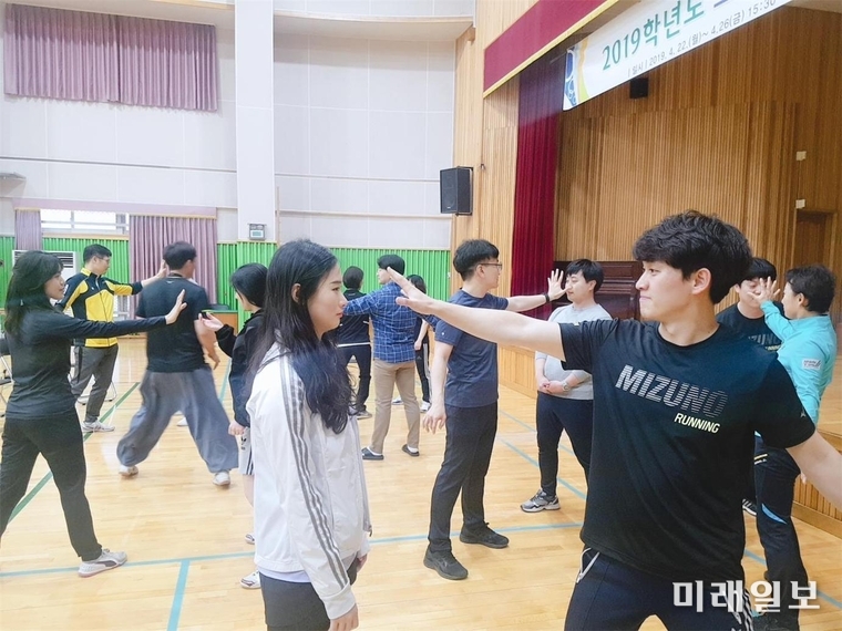 광주광역시교육청이 초등학교 체육전담교사 및 일반교사를 대상으로 지난 23일부터 26일까지 15시간 동안 본촌초등학교에서 학교체육연수를 진행하고 있다. / 사진=광주시교육청 제공