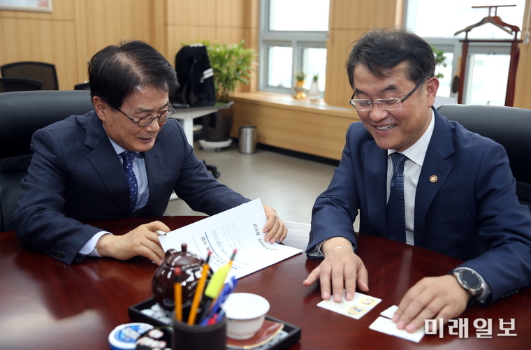 이승옥 강진군수가 지난달 12일 행정안전부 윤종인 차관을 만나 특별교부세 신청 사업에 대해 설명하고 있다. / 사진=강진군 제공