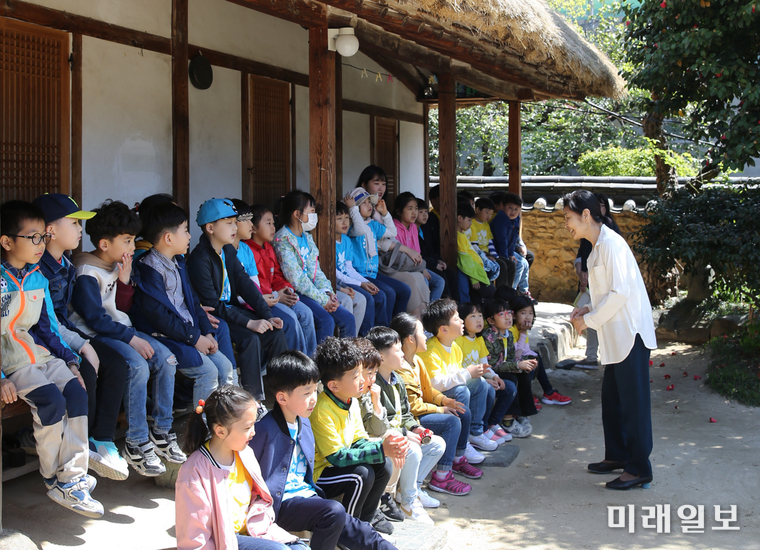 광주 동구는 지난 18일 동산초등학교 아이들과 함께 그림으로 접했던 오지호 가(家)를 탐방하고 오지호 화백의 며느리인 이상실 여사와 만남을 하는 등 뜻깊은 시간을 가졌다. / 사진=동구 제공