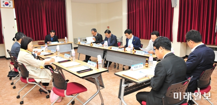 광주광역시교육청은 25일 시교육청 소회의실에서 오승연 부교육감, 양정기 교육국장, 나종훈 행정국장, 홍양춘 총무과장 등이 참여한 가운데 행정서비스헌장심의위원회를 개최하고 ‘광주교육행정서비스헌장 전부 개정안’을 2심의·확정했다. / 사진=광주시교육청 제공