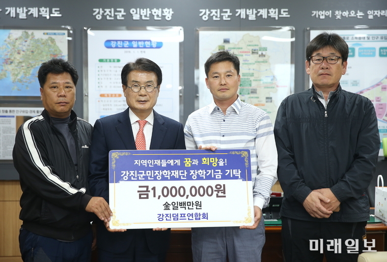 강진덤프연합회 김재훈 회장과 임직원이 지난 24일 강진군민장학재단 이승옥 이사장에게 장학기금을 전달하고 있다. / 사진=강진군 제공