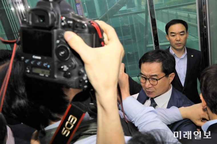 채이배 바른미래당 의원이 25일 오후 3시 20분경 자유한국당 의원들의 의원실 출입을 막아선지 6시간여 만에 문이 열리자 국회 본관에서 사법개혁특별위원회 법안 심사를 하기 위해 엘리베이터를 타고 있다. /사진=김정현 기자