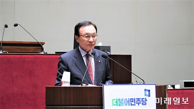이해찬 더불어민주당 대표가 26일 오전 국회 예결위회의장에서 열린 의원총회에서 발언하고 있다./사진=더불어민주당 제공