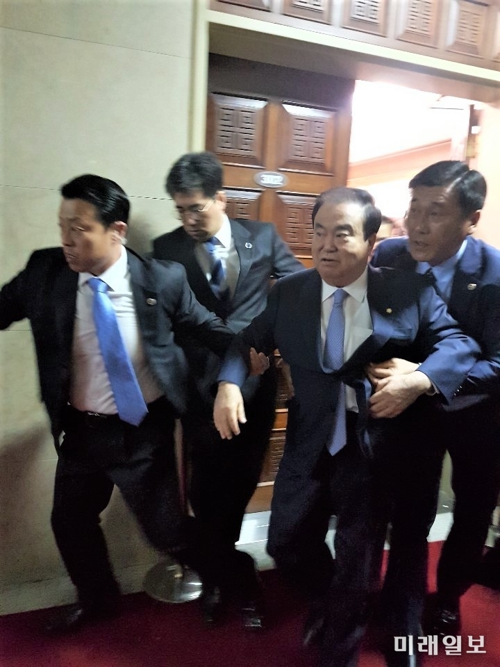 문희상 국회의장이 패스트트랙 철회를 요구하며 24일 오전 서울 영등포구 여의도 국회의장실을 항의방문한 자유한국당 의원들과 회동후 위해 의장실을 빠져나가고 있다./사진=인터넷언론인연대