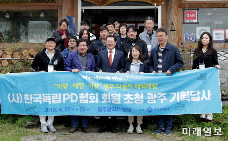 (사)한국독립PD협회 회원들이 26일 광주광역시에서 마련한 기획답사 프로그램의 하나로 서구 옛 국군병원을 둘러보고 기념촬영을 하고 있다./사진=광주시 제공