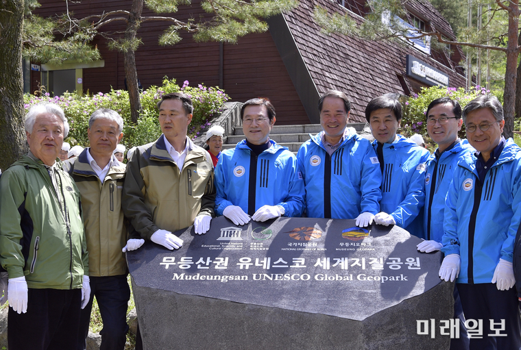 이용섭 광주광역시장이 27일 오전 동구 증심사 세계지질공원 탐방안내센터 입구에서 열린 ‘무등산권 유네스코 세계지질공원’ 인증 1주년 기념 표지석 제막식에 참석해 최형식 담양군수, 최형열 화순부군수, 주홍준 무등산국립공원동부사무소장, 무등산보호단체 회원 등 내빈들과 제막식을 마치고 기념촬영을 하고 있다./사진=광주시 제공