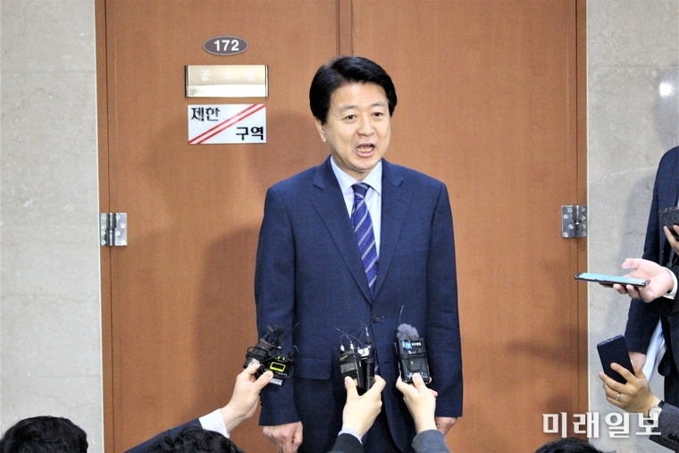 노웅래 국회 과학기술정보방송통신위원회 위원장이 30일 서울 여의도 국회 정론관에서 더불어민주당 원내대표 경선 출마를 선언한 뒤 취재진의 질문에 답하고 있다./사진=김정현 기자