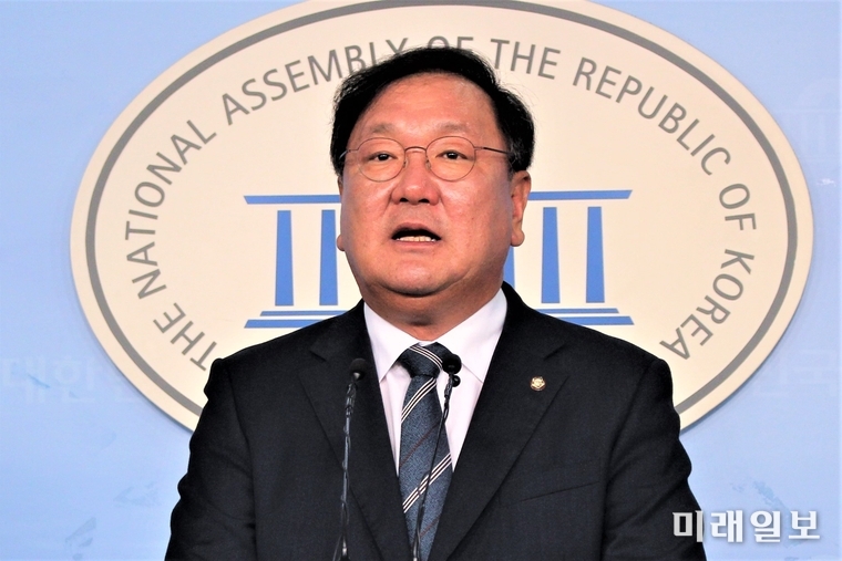 김태년 더불어민주당 의원이 30일 오후 국회 정론관에서 민주당 원내대표 경선 출마 선언 기자회견을 하고 있다. /사진=김정현 기자