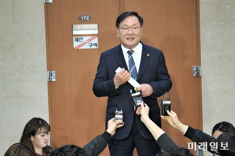 김태년 더불어민주당 의원이 30일 오후 국회 정론관에서 민주당 원내대표 경선 출마 선언 기자회견한 직후 취재진의 질문에 답하고 있다. /사진=김정현 기자