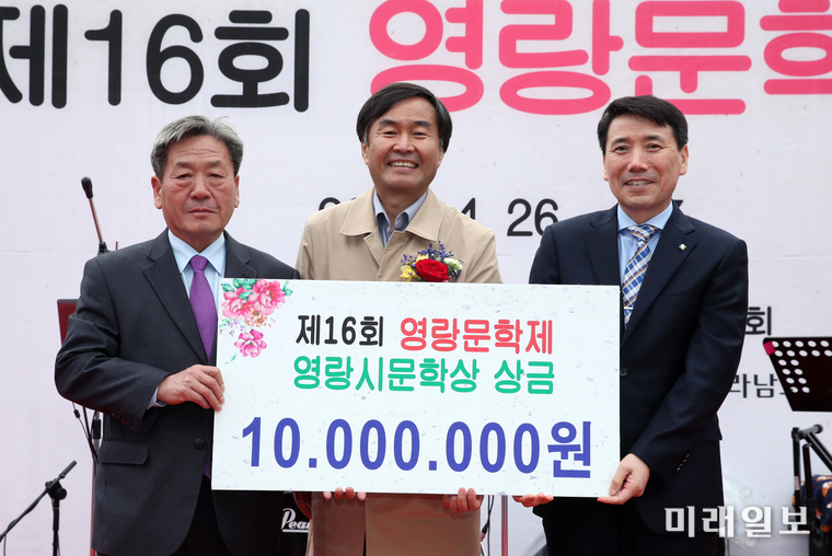 제16회 영랑시문학상에 오봉옥 시인에게 상금 천만원을 전달하고 있다. / 사진=강진군 제공