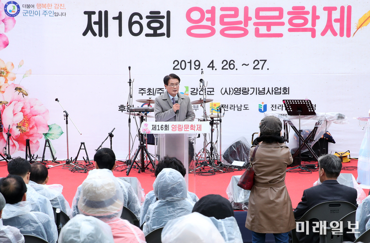 이승옥 강진군수가 영랑문학제에서 인사말을 하고 있다. / 사진=강진군 제공