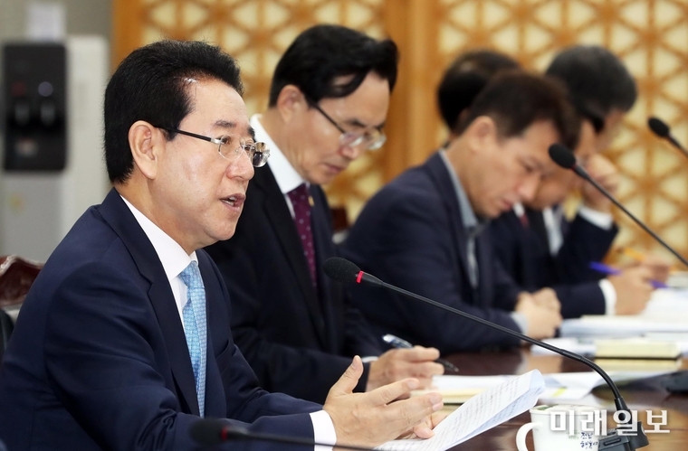 김영록 전라남도지사가 30일 오전 도청 서재필실에서 실국별 주요 현안회의를 주재하고 있다. / 사진=전남도 제공