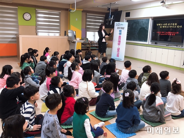 전남 강진군 보건소는 지난 1일부터 30일까지 관내 초․중․고등학교 25개소 학생 2천340여명을 대상으로 ‘2019년도 학생흡연예방․금주교육’을 실시했다. / 사진=강진군 제공