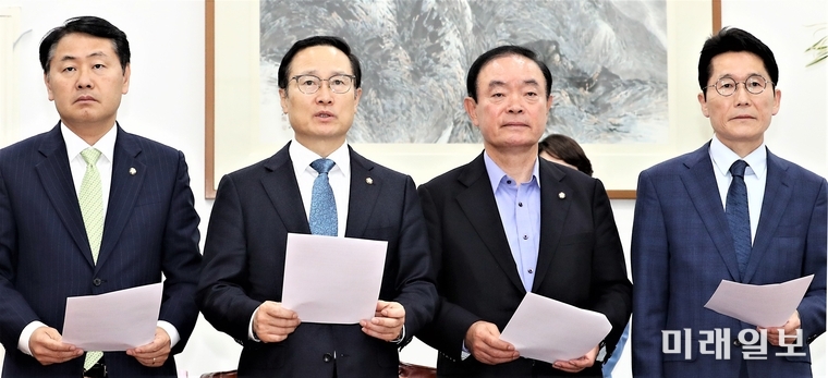 바른미래당 김관영(왼쪽부터)·더불어민주당 홍영표·민주평화당 장병완·정의당 윤소하 원내대표가 1일 국회에서 열린 여야 4당 원내대표 회동 결과를 발표하고 있다. /사진=장병완의원실 제공