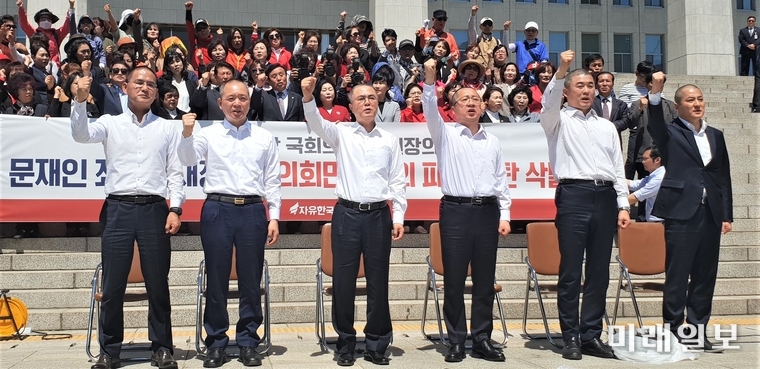 이창수 자유한국당 충남 도당위원장(왼쪽부터), 성일종, 김태흠, 이장우, 윤영섭 자유한국당 의원과 앞서 삭발한 박대출 의원이 2일 서울 여의도 국회 본청 계단에서 선거법 개정안과 고위공직자범죄수사처 법안 패스트트랙 지정의 부당성을 알리며 삭발식을 한 뒤 구호를 외치고 있다./사진=김정현 기자