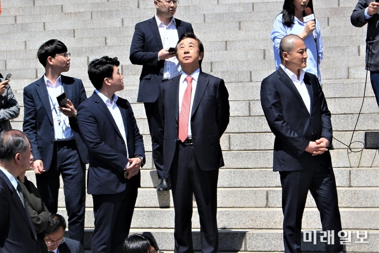 김성태 자유한국당 의원이 2일 서울 여의도 국회 본청 계단에서 열린 선거법 개정안과 고위공직자범죄수사처 법안 패스트트랙 지정의 부당성을 알리는 삭발식에서 참담한 심정으로 공허하게 하늘을 올려다 보고 있다. 옆에서는 박대출 의원(오른쪽 끝)이 삭발하는 동료 의원들을 지켜보고 있다./사진=김정현 기자