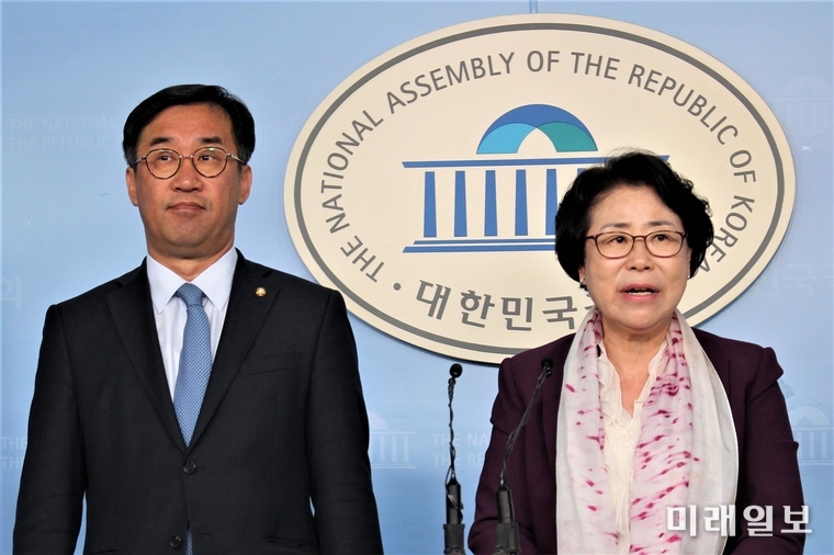 홍미명 더불어민주당 다문화위원장(오른쪽)과 맹성규 의원이 2일 국회 정론관에서 3일 오전 9시30분 국회 의원회관 제2세미나실에서 열리는 '이주배경 아동·청소년의 교육권 보장을 위한 토론회'에 대해 설명하고 있다./사진=김정현 기자