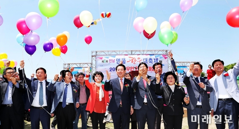 제8회 전남 명품한우대축제 및 2019년 전남한우인한마음대회가 2일 오전 나주시 영산강 둔치공원에서 열린 가운데 김영록 전라남도지사, 강인규 나주시장, 손금주 국회의원, 안규상 한우협회 광주전남도지회장, 이민준 도의원, 이송자 소비자교육중앙회 전남지부 회장, 한우농가 등 참석자들이 한우농가 모두의 소망과 희망을 담은 풍선을 날리고 있다. 6일까지 5일간 열리는 행사에서는 전남산 고품질 한우고기 안심, 등심, 채끝 등을 시중가격보다 20% 저렴하게 할인 판매한다. / 사진=전남도 제공