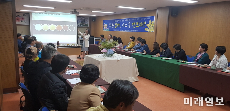 전남 강진군도서관이 지난 26일 차의 향기와 시의 여운이 살아있는 ‘생생 낭독극장’을 개최했다. / 사진=강진군 제공