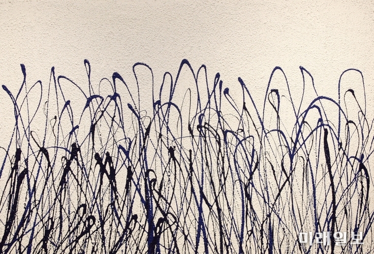 장소영 작가-심안여해(心安如海), 2019 Acrylic and gel medium on canvas 162.2 x 97cm./사진=장건섭 기자