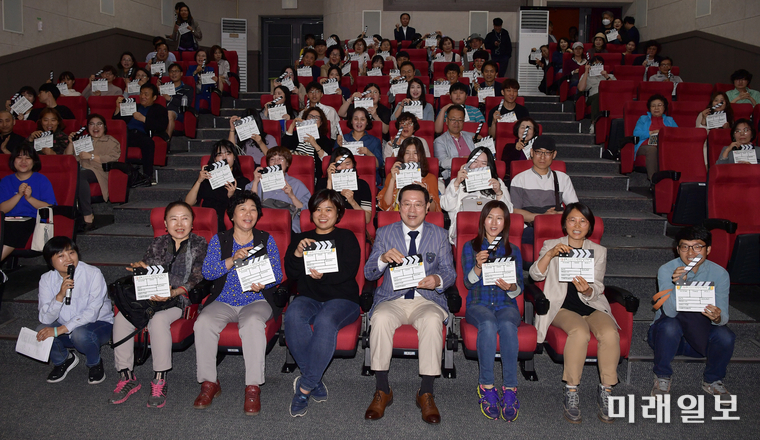 이용섭 광주광역시장이 4일 오후 동구 영상복합문화관 6층 광주독립영화관(GIFT)에서 열린 영화관 개관 1주년 기획상영전에 참석해 광주지역 감독들이 제작한 영화 감상 및 영화인들과 대화를 나눈 뒤 참석자들과 광주지역 독립영화 활성화를 위한 "광주영화 레디액션"을 외치고 있다. / 사진=광주시 제공