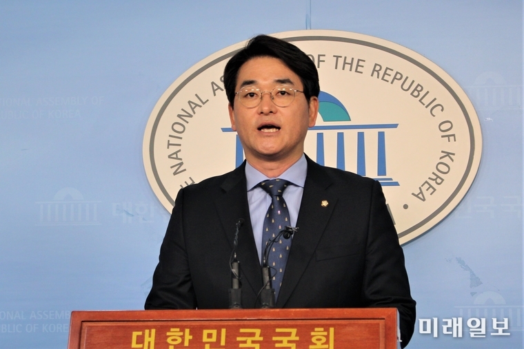 박용진 더불어민주당 의원이 7일 오전 국회 정론관에서 이재용 삼성전자 부회장 뇌물 사건에 대한 대법원 판결은 검찰의 삼성바이오로직스 수사 이후에 내려져야 한다는 기자회견을 하고 있다. /사진=김정현 기자
