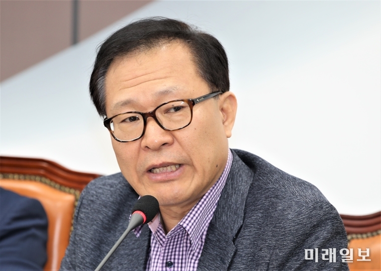문병호 바른미래당 최고위원이 8일 오전 국회에서 열린 최고위원회의에서 모두발언을 하고 있다./사진=사단법인 국회기자단(가칭) 김진혁 기자