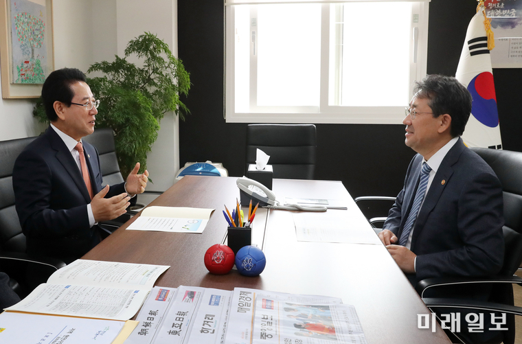 김영록 전남도지사가 8일 오전 서울 국립극단 장관 집무실을 찾아 박양우 문화체육관광부장관을 면담하고 있다. 남해안 신성장 관광벨트 개발사업, 호남 한국학 진흥지원사업 등 지역현안사업 지원을 건의하고 협조를 부탁했다. / 사진=전남도 제공