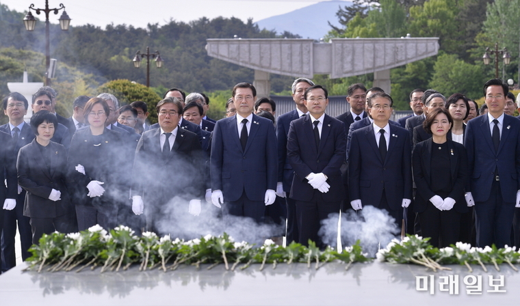 이용섭 광주광역시장이 제39주년 5·18민주화운동 기념식을 앞두고 8일 오전 북구 운정동 국립5·18민주묘지를 찾아 김동찬 광주시의회 의장, 시의원, 광주시 간부공무원 등과 함께 참배 하고 있다./사진=광주시 제공