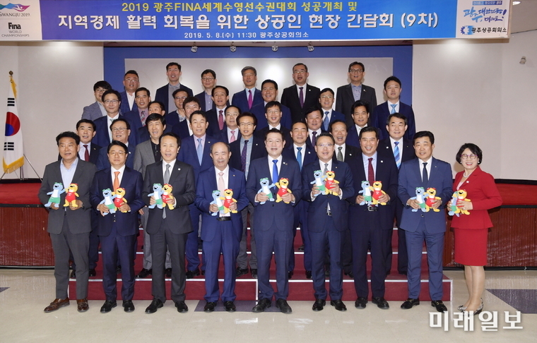 이용섭 광주광역시장이 8일 오전 서구 광주상공회의소 7층 대회의실에서 열린 '지역경제 활력회복을 위한 상공인 현장 간담회'에 참석해 정창선 광주상의 회장을 비롯한 지역 상공인들과 기념촬영을 하고 있다./사진=광주시 제공