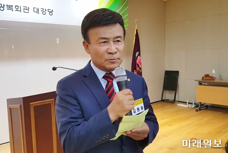 8일 오전 서울 영등포구 여의도동 광복회관에서 열린 제46차 정기총회에서 제24대 광복회 신임회장에 선출된 김원웅 신임회장이 당선 직후 당선소감을 발표하고 있다./사진=광복회 제공